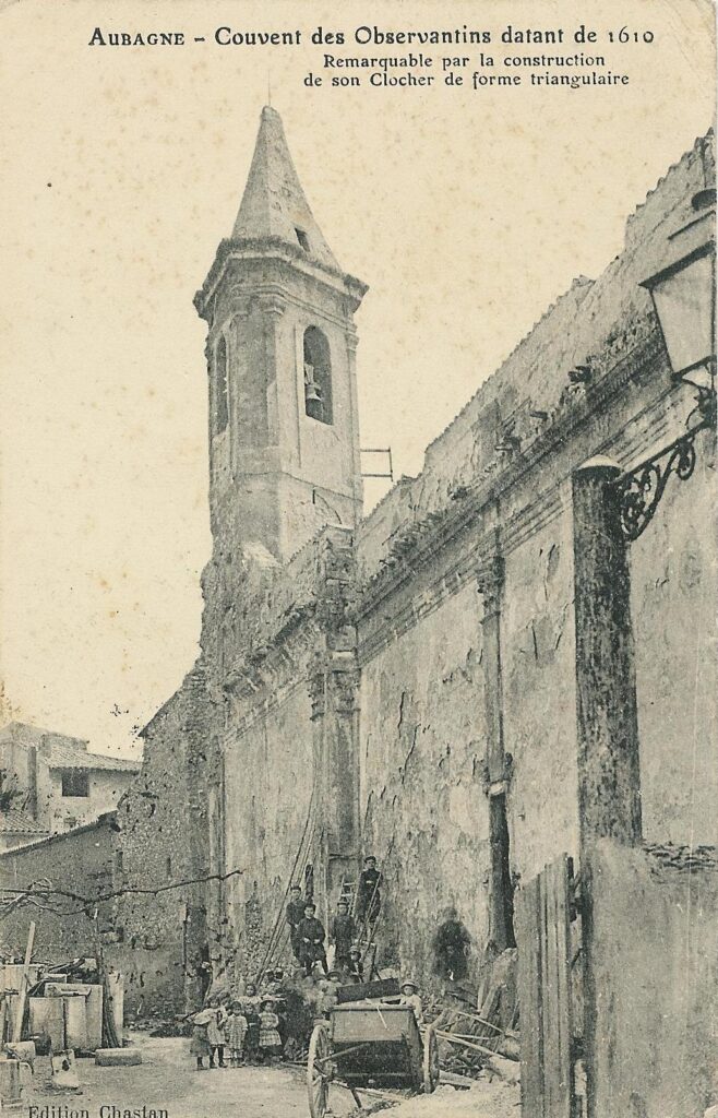 Photo ancienne du clocher. Des enfants posent sur des décombres - Agrandir l'image, fenêtre modale