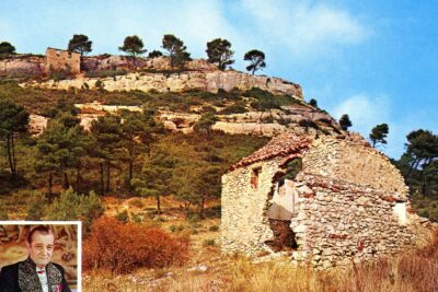 Au premier plan, la ferme d'Angèle en ruines. Au second, les Barres de Saint-Esprit avec des ruines de décor. En bas à gauche, le portrait de Marcel Pagnol en habits d'Académicien - Agrandir l'image 1 sur 2, fenêtre modale