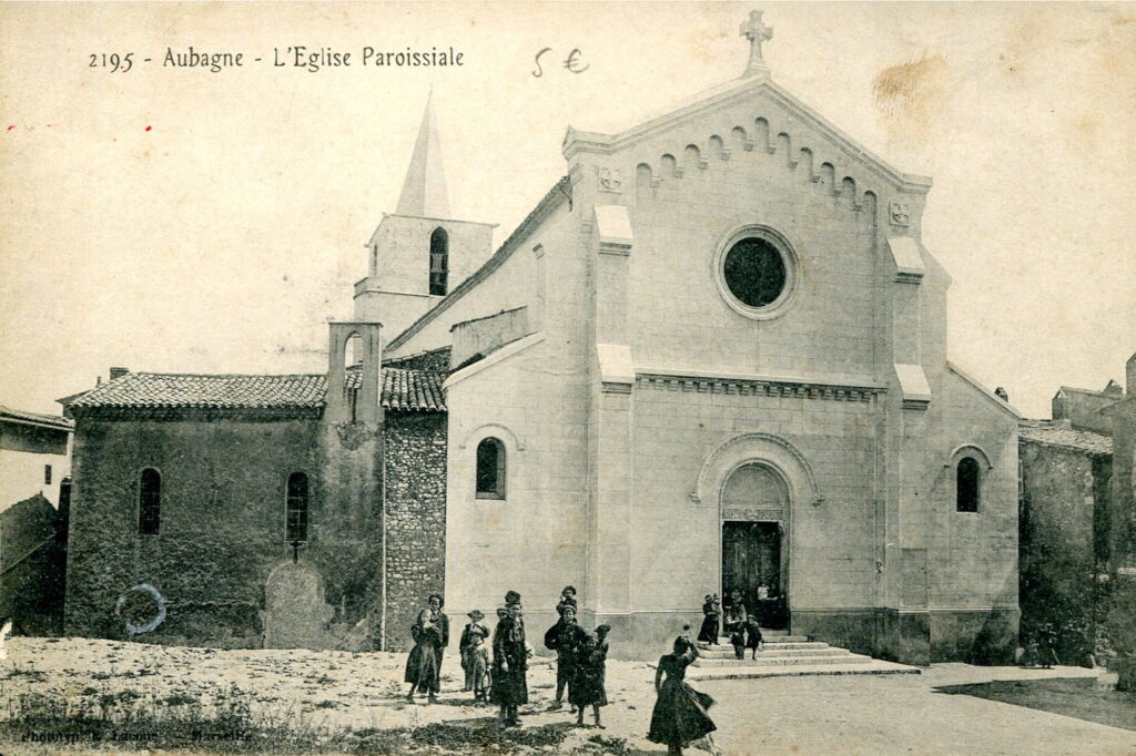 La nouvelle façade de l'église vue depuis la place de l'Eglise après 1900 - Agrandir l'image, fenêtre modale