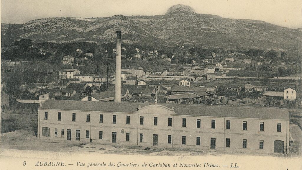 Carte postale de l'usine de la Société des Faïenceries Nouvelles avec sa cheminée et le Garlaban en fond vers 1910 - Agrandir l'image, fenêtre modale