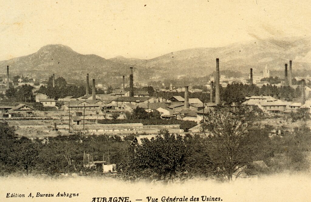 Vue générale d'Aubagne et de ses cheminées industrielles vers 1900 - Agrandir l'image, fenêtre modale