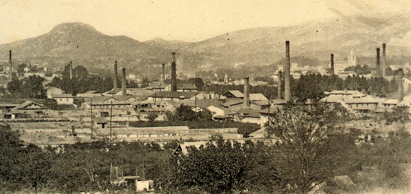 Vue générale d'Aubagne et de ses cheminées industrielles vers 1900