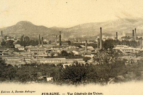 Vue générale d'Aubagne et de ses cheminées industrielles vers 1900