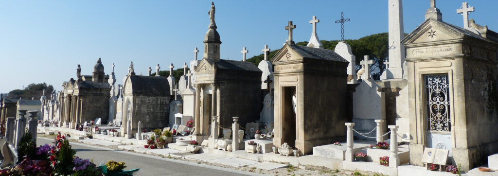 Allée du cimetière avec différents caveaux et mausolées - Agrandir l'image, fenêtre modale