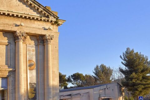 La magnifique façade du centre d'art contemporain Les Pénitents Noirs baignée de la douce lumière d'une fin de journée de janvier