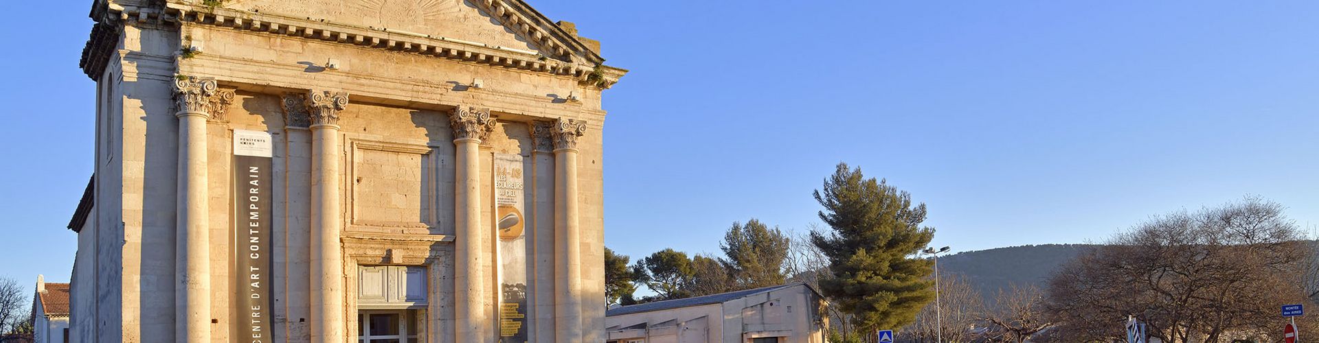 La magnifique façade du centre d'art contemporain Les Pénitents Noirs baignée de la douce lumière d'une fin de journée de janvier