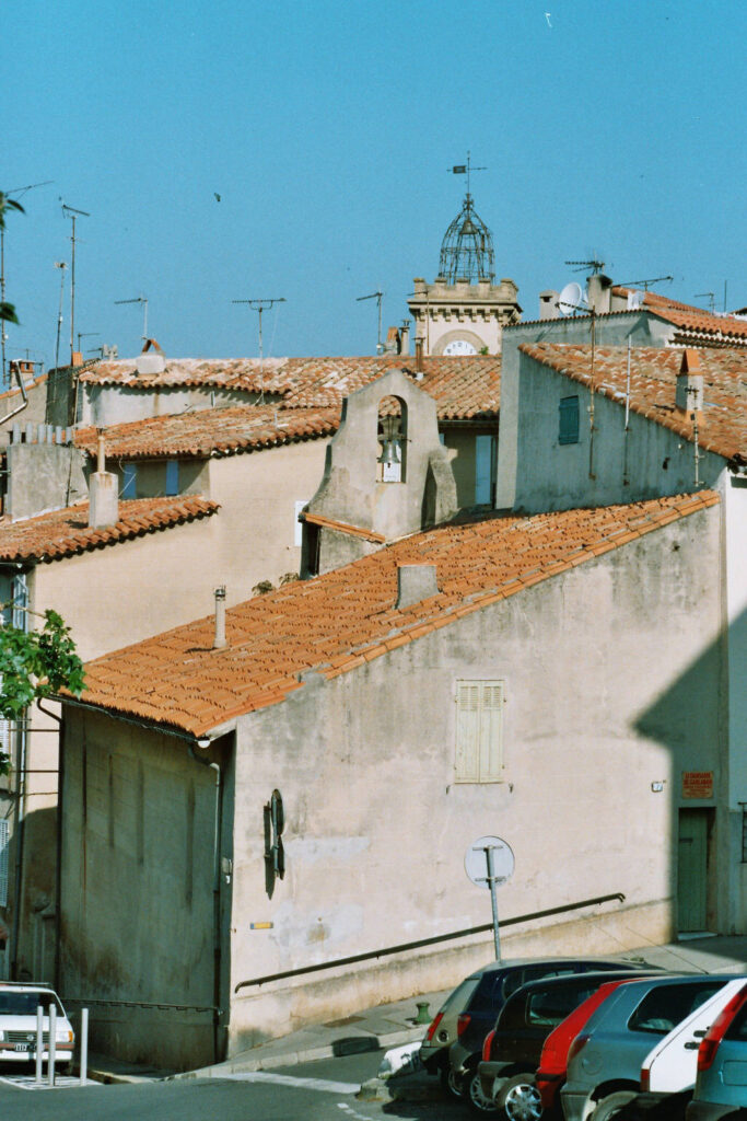 Vue de l'arrière de la chapelle des pénitents gris. En arrière-plan, le campanile de la tour de l'horloge - Agrandir l'image, fenêtre modale