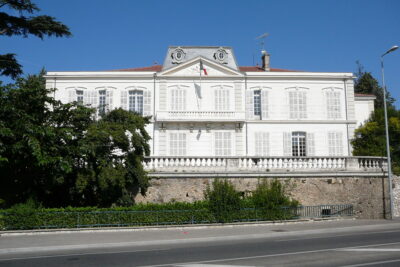 Au premier plan la route nationale, puis la balustrade de la terrasse et la façade du château - Agrandir l'image 7 sur 9, fenêtre modale