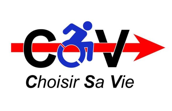 on voit un logo avec un C puis une icone représentant une personne en fauteuil roulant puis un V le tout traversé par une flèche rouge