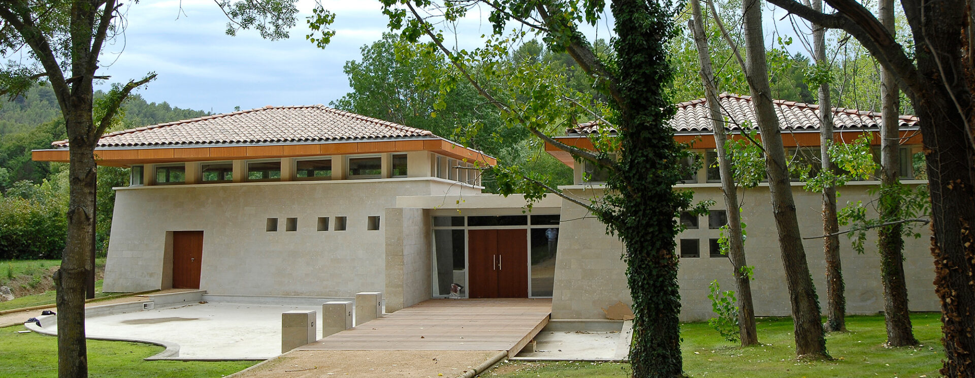 Vue du crématorium d'Aubagne dans un écrin de verdure