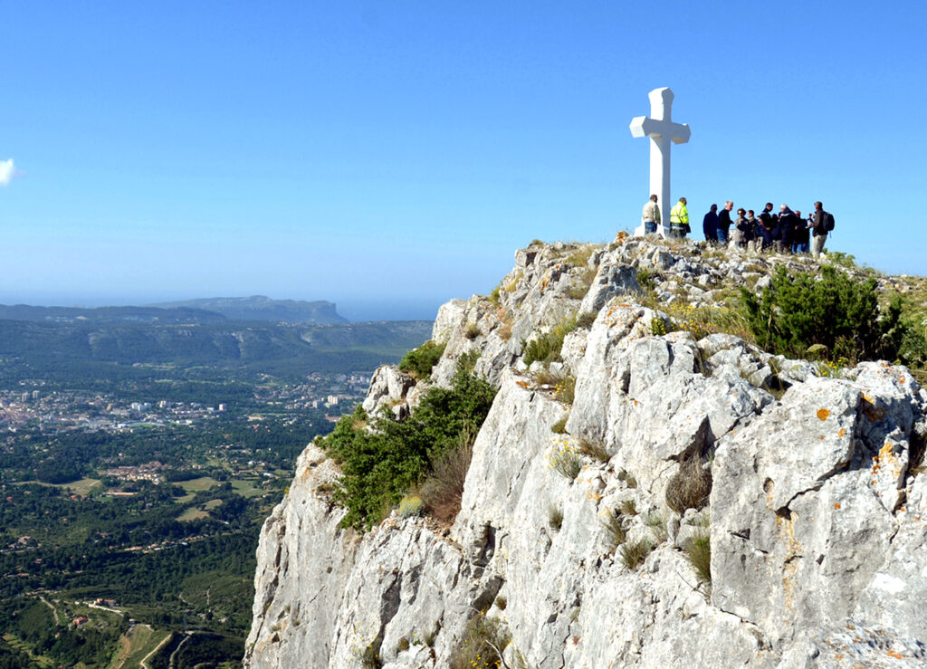 Vue de la croix et d'une partie du panorama en contrebas vers Aubagne et Cassis - Agrandir l'image, fenêtre modale