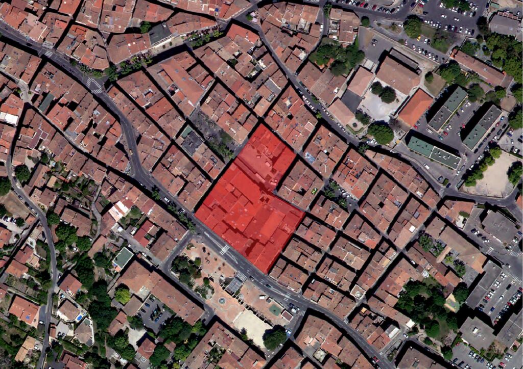 Photo satellite du centre-ville où est mise en relief l'étendue du couvent avant la Révolution, soit environ 4300 m² - Agrandir l'image, fenêtre modale
