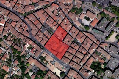 Photo satellite du centre-ville où est mise en relief l'étendue du couvent avant la Révolution, soit environ 4300 m² - Agrandir l'image 1 sur 2, fenêtre modale