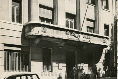 Façade Art déco de l'Hôtel-de-Ville avec une vieille voiture garée devant - Agrandir l'image 1 sur 2, fenêtre modale