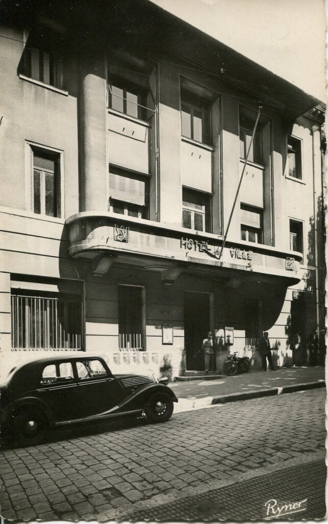 Façade Art déco de l'Hôtel-de-Ville avec une vieille voiture garée devant - Agrandir l'image, fenêtre modale