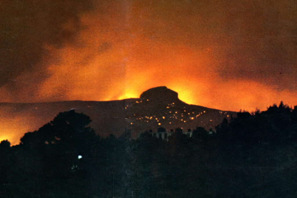 Garlaban en proie aux flammes, de nuit. - Agrandir l'image, fenêtre modale