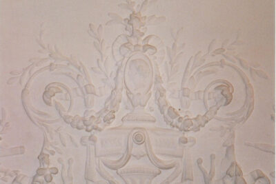 Riche décor avec un vase orné de feuillages en volutes, au centre un portrait de femme de profil - Agrandir l'image 6 sur 6, fenêtre modale