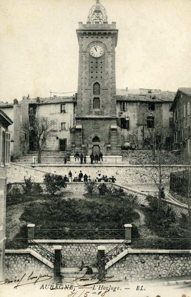 La tour de l'Horloge et le square Arnaud-Mathieu en 1908. Des familles posent dans les escaliers du square et au pied de la tour. - Agrandir l'image, fenêtre modale