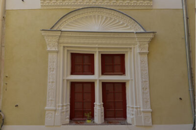 La fenêtre du premier étage de l'immeuble avec ses décors en gypserie - Agrandir l'image 2 sur 3, fenêtre modale