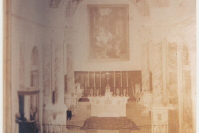 Nef de la chapelle des pénitents blancs avec les décors en marbre, l'autel et un grand tableau au fond sur le retable. - Agrandir l'image 1 sur 2, fenêtre modale