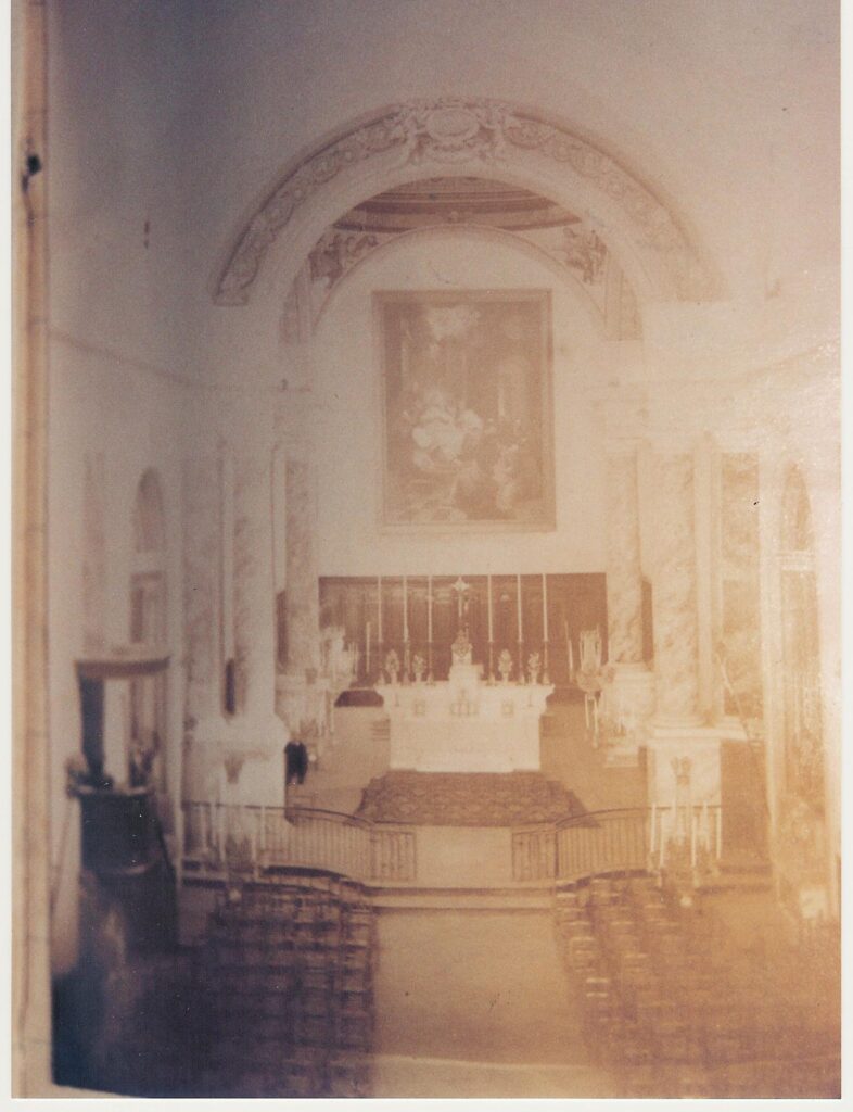 Nef de la chapelle des pénitents blancs avec les décors en marbre, l'autel et un grand tableau au fond sur le retable. - Agrandir l'image, fenêtre modale