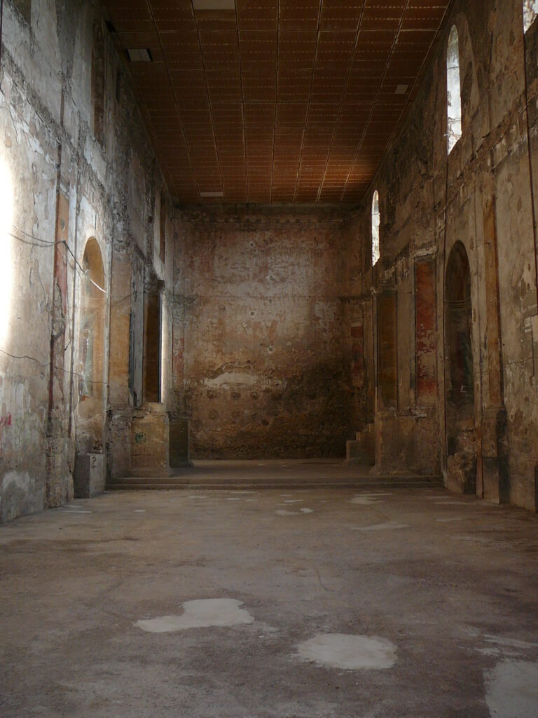 Nef de la chapelle complètement vide de décor - Agrandir l'image, fenêtre modale