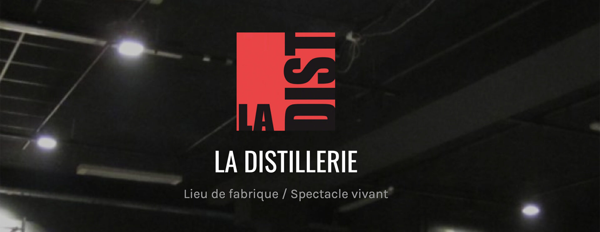 Le logo de la Distillerie en surimpression de la salle de La Distillerie