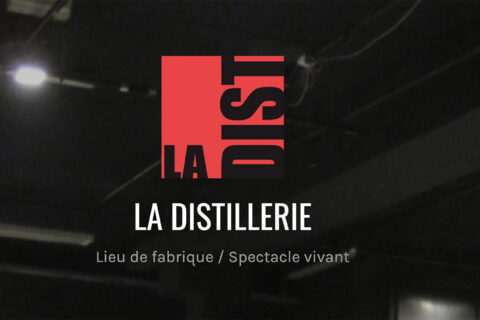 Le logo de la Distillerie en surimpression de la salle de La Distillerie