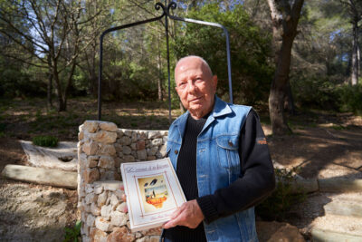 Louis Douard pose devant un puits - Agrandir l'image 1 sur 3, fenêtre modale