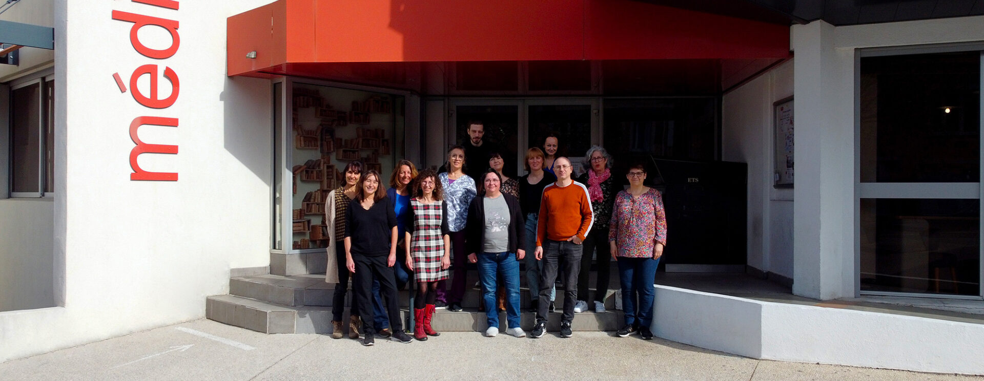 La belle équipe de la médiathèque Marcel Pagnol sur le parvis de l'équipement aubagnais