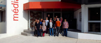 La belle équipe de la médiathèque Marcel Pagnol sur le parvis de l'équipement aubagnais