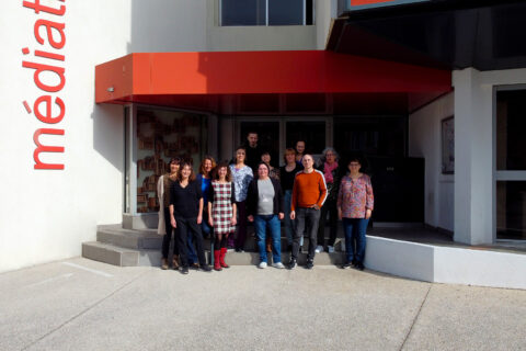 La belle équipe de la médiathèque Marcel Pagnol sur le parvis de l'équipement aubagnais