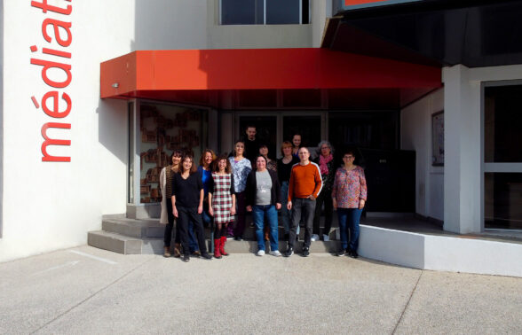 La belle équipe de la médiathèque Marcel Pagnol sur le parvis de l'équipement aubagnais