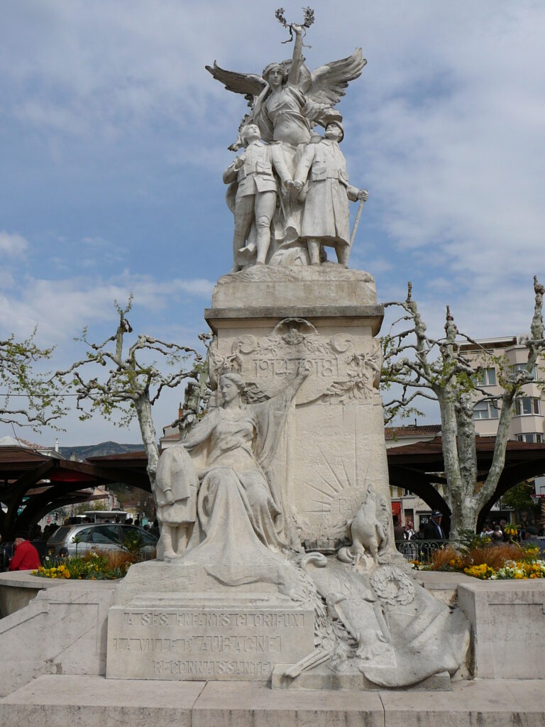 Le Monument à la Victoire sur le cours Foch se détache du ciel bleu avec des platanes en arrière-plan - Agrandir l'image, fenêtre modale
