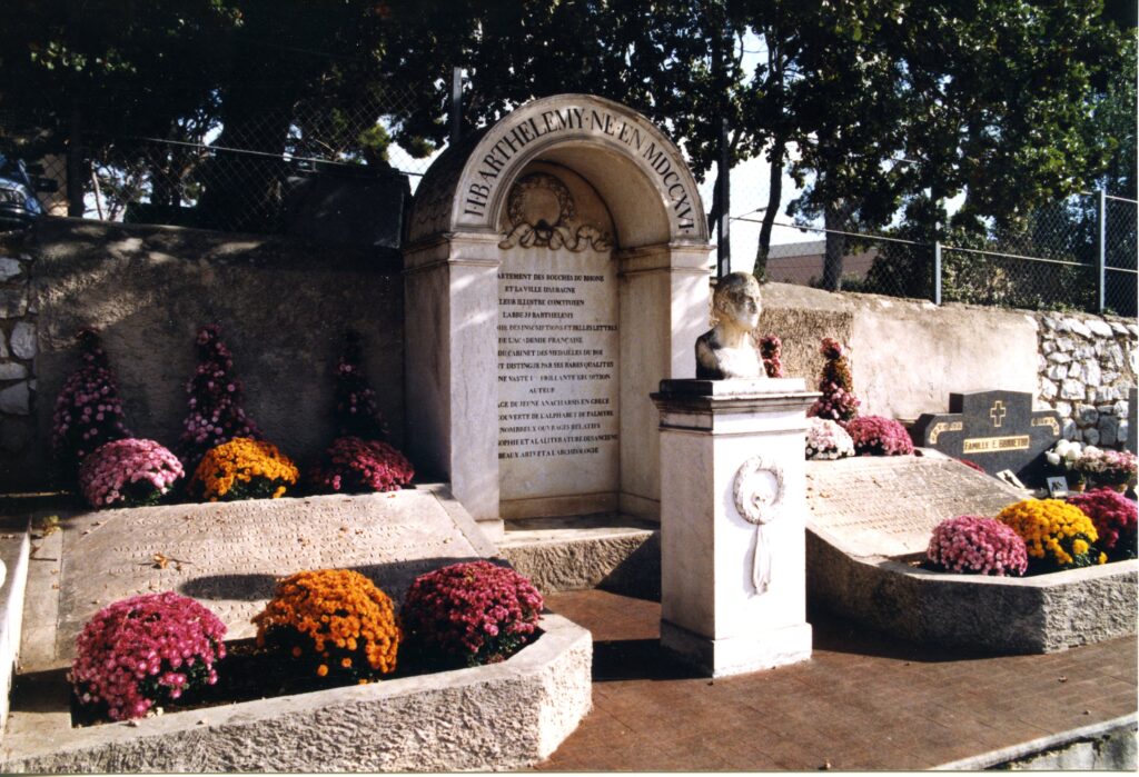 Le monument démembré au cimetière des Passons. Des chrysanthèmes sont plantés dans les jardinières. - Agrandir l'image, fenêtre modale