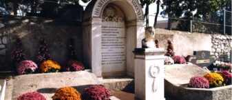 Le monument démembré au cimetière des Passons. Des chrysanthèmes sont plantés dans les jardinières.