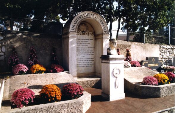 Le monument démembré au cimetière des Passons. Des chrysanthèmes sont plantés dans les jardinières.