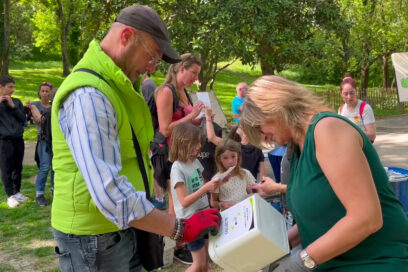 Des personnes volontaires rassemblées au parc Jean Moulin - Agrandir l'image, fenêtre modale