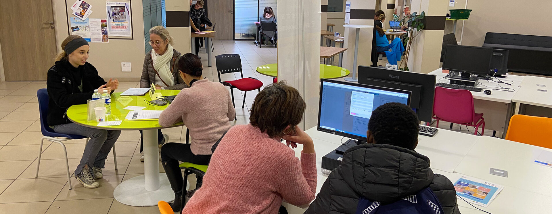 Des étudiants postulent à des offres d'emploi.