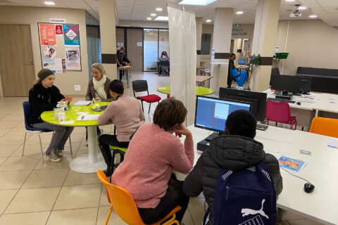 Des étudiants postulent à des offres d'emploi.