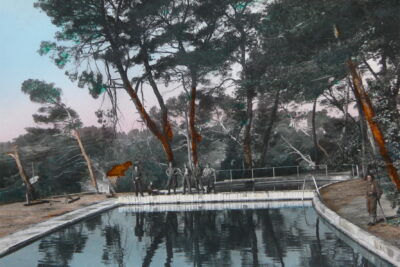 Sept soldats posent sur le bassin. A l'arrière plan, de grands pins. - Agrandir l'image 6 sur 9, fenêtre modale