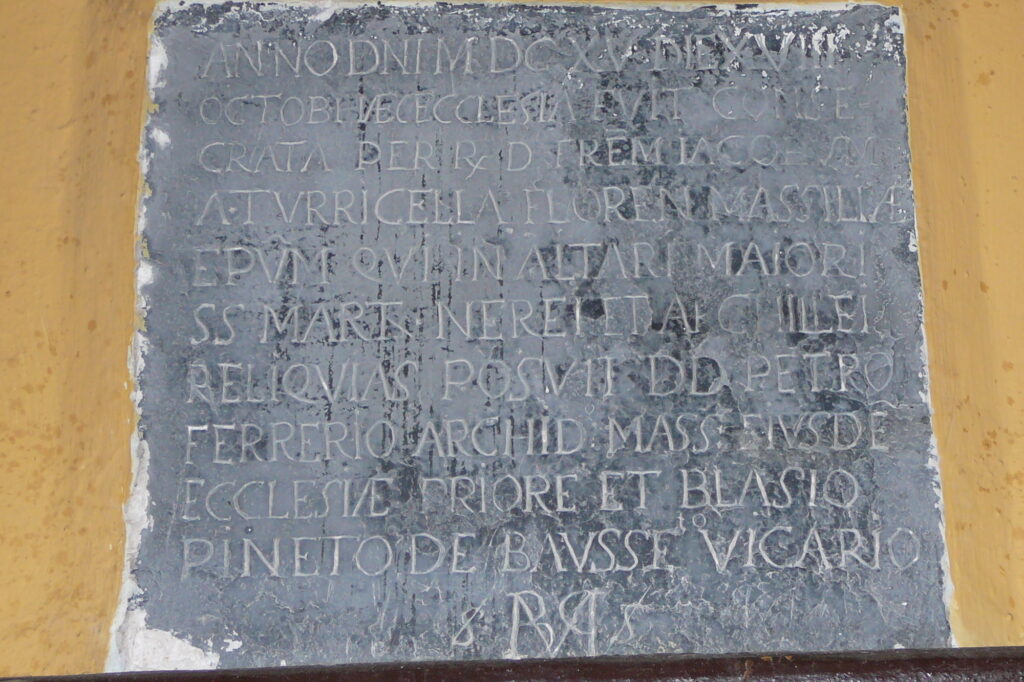 Plaque en ardoise avec un texte gravé en latin décrivant la consécration de l'église par l'évêque de Marseille - Agrandir l'image, fenêtre modale