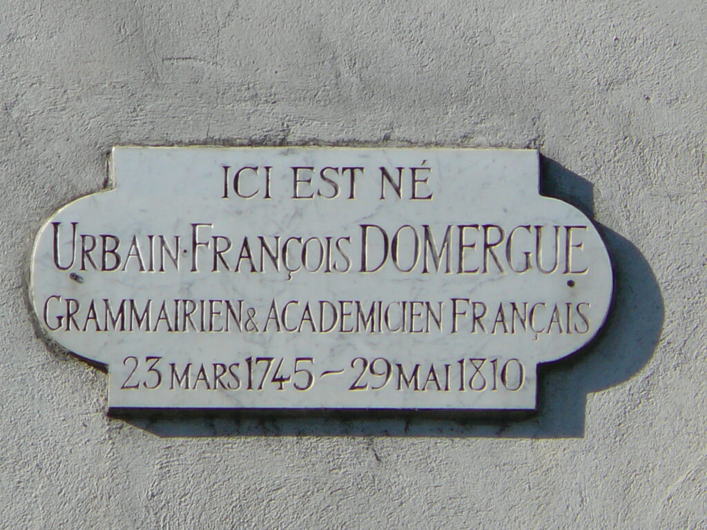 Sur la plaque il est inscrit : "ici est né Urbain Françoise Domergue grammairien et académicien français 23 mars 1745 - 29 mai 1810" - Agrandir l'image, fenêtre modale