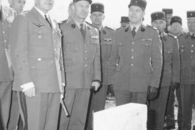 Des soldats en uniforme posent derrière la première pierre - Agrandir l'image 2 sur 2, fenêtre modale