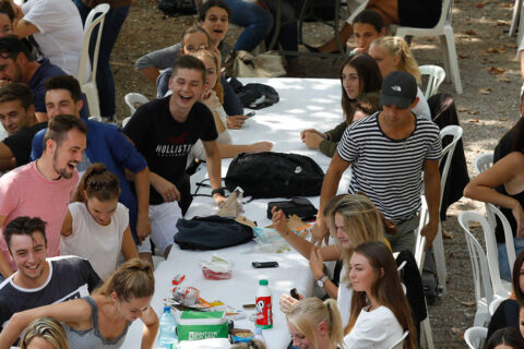 Des jeunes dans la cour du SATIS lors d'un rallye étudiant