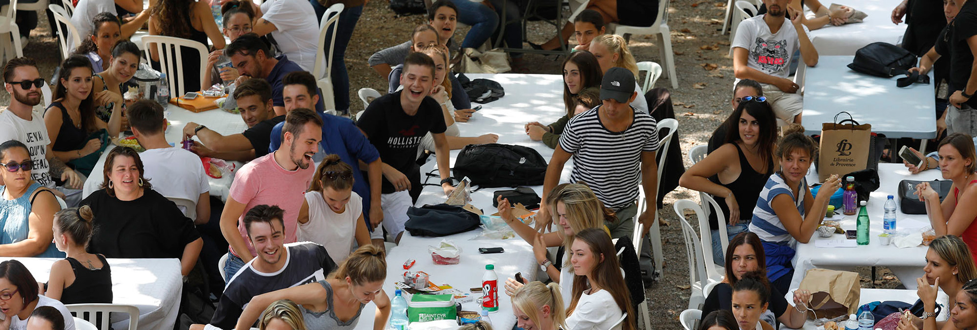 Des jeunes dans la cour du SATIS lors d'un rallye étudiant