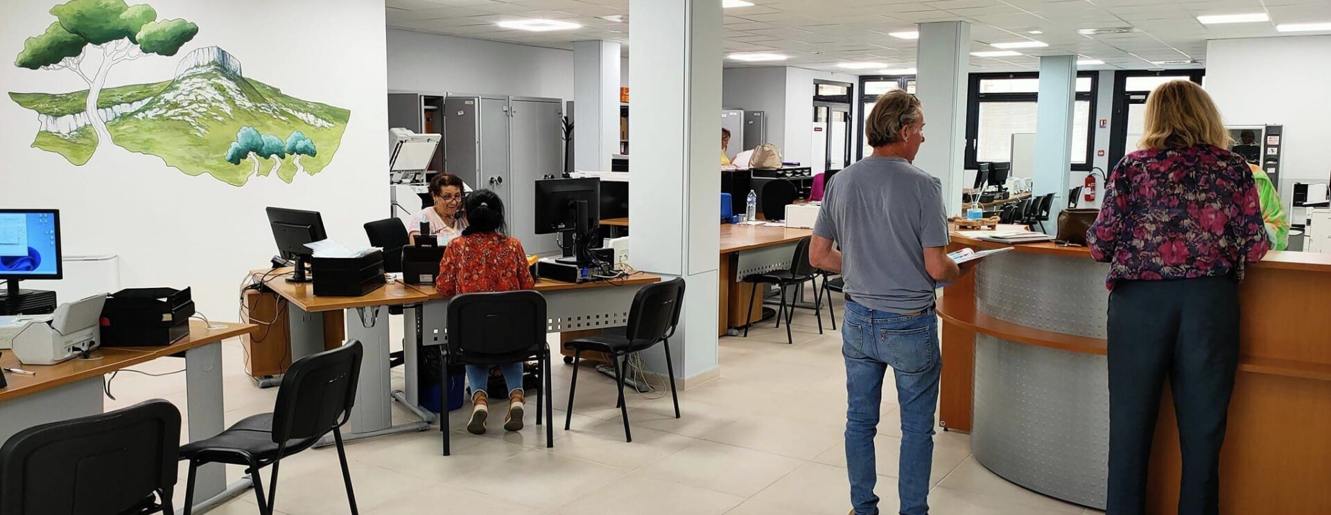 Accueil du service à la population en mairie annexe, rue de la Liberté (petite rue piétonne perpendiculaire au boulevard Jean Jaurès)