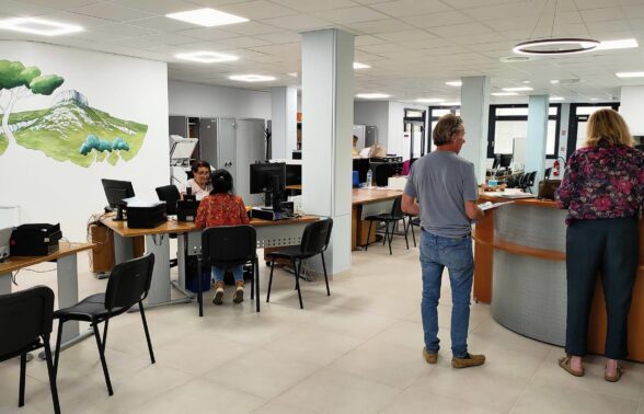 Accueil du service à la population en mairie annexe, rue de la Liberté (petite rue piétonne perpendiculaire au boulevard Jean Jaurès)