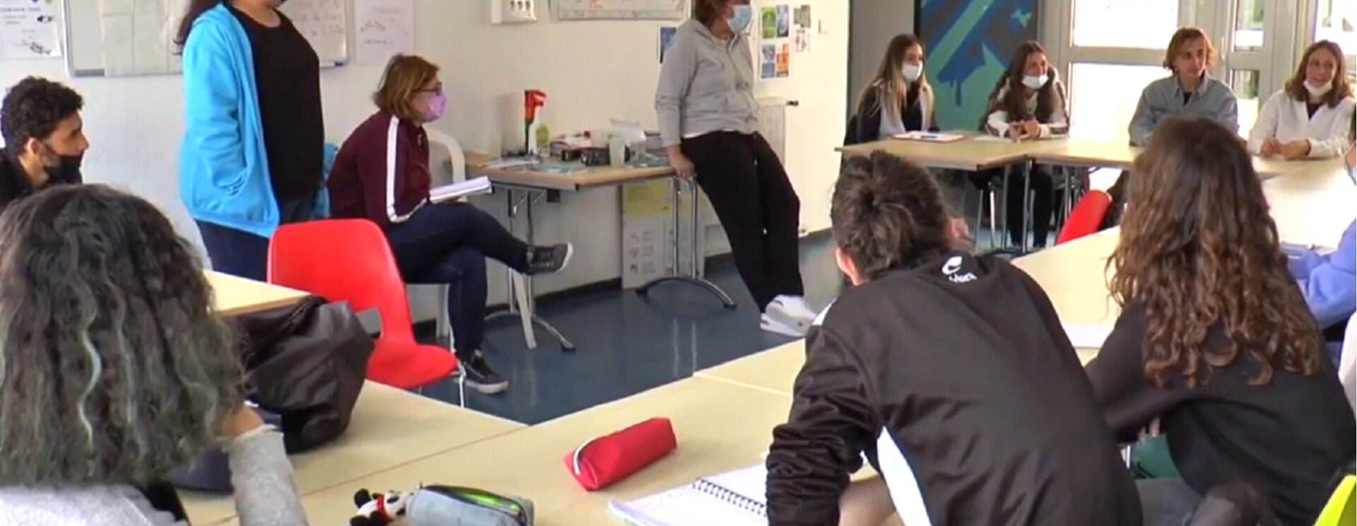 Des candidats au Bafa assis autour d'une table.