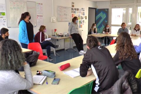 Des candidats au Bafa assis autour d'une table.